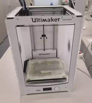 A white and simple 3D printer